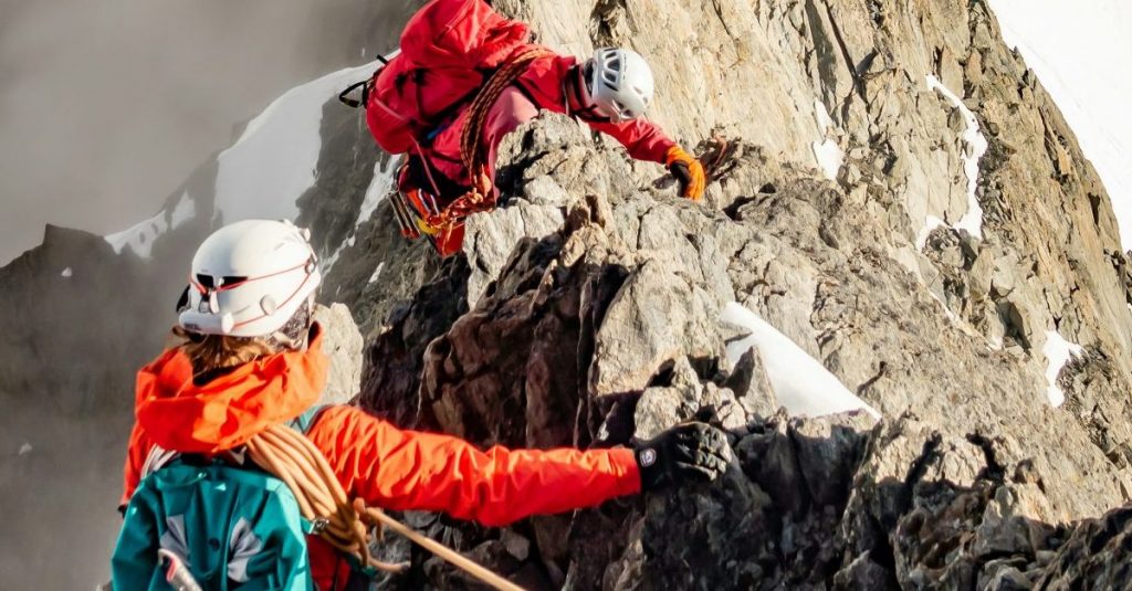 Eine kletternde Seilschaft am Berg