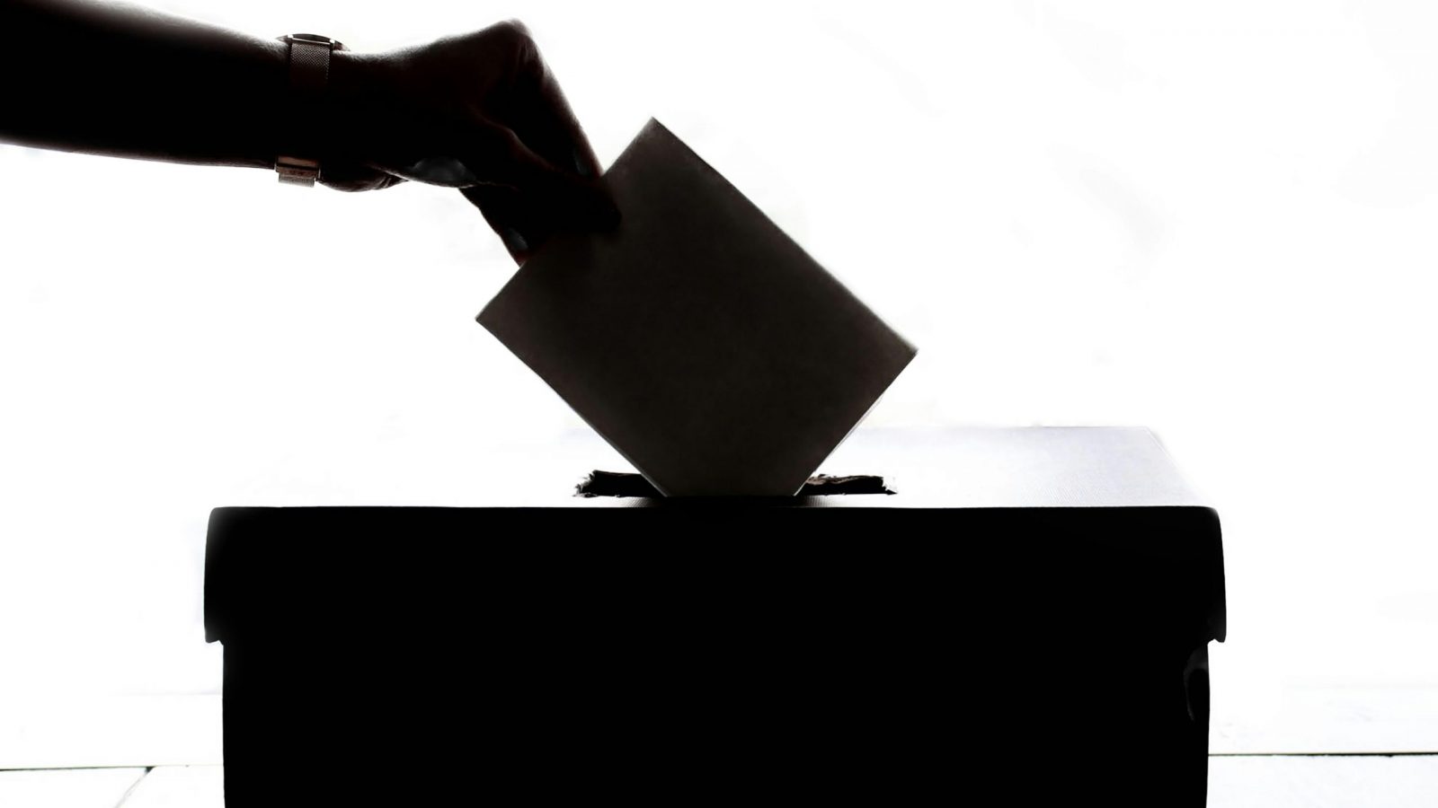 Abstimmung mit einer Wahlurne