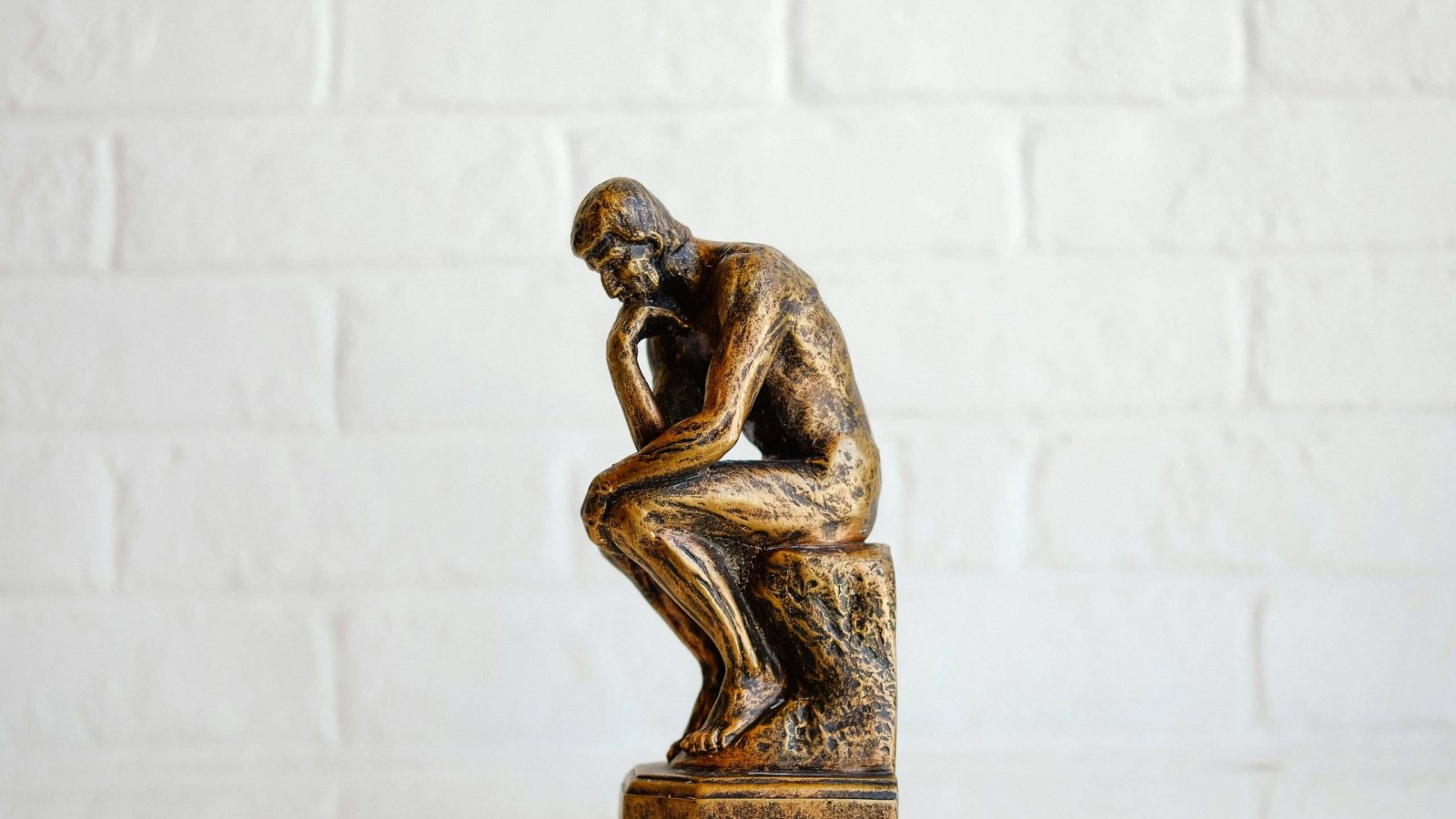 Nachdenklicher Mensch als Statue